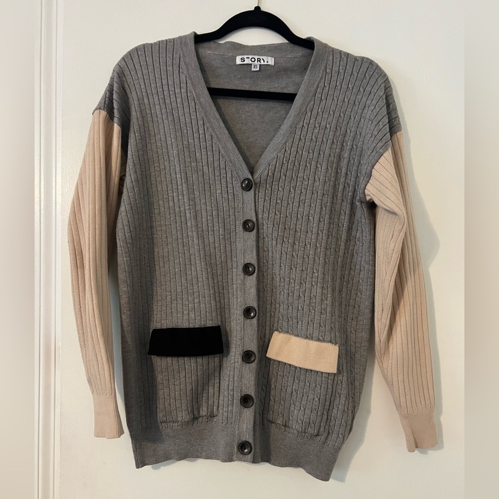 STORY Women's Gray and Tan Cardigan Sweater size S (i121)